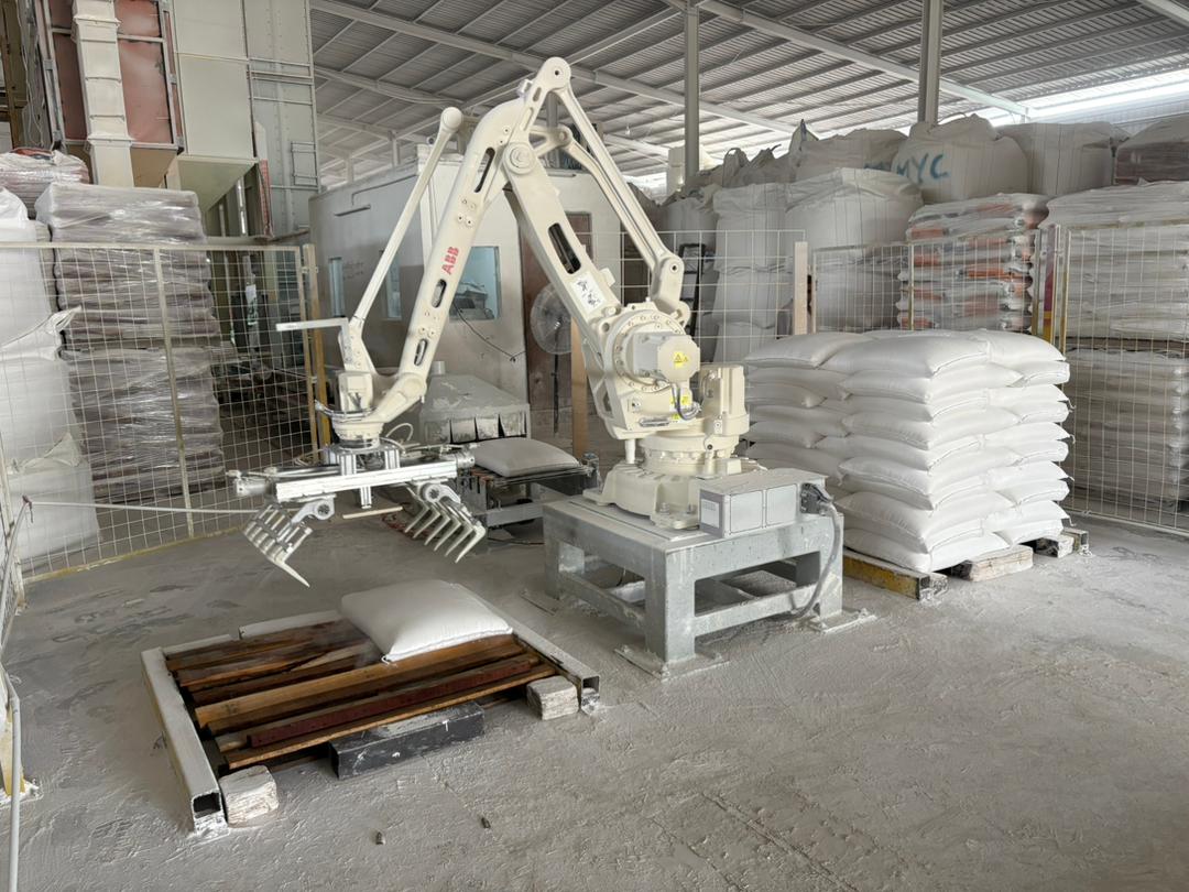 Automatic palletizing robot at G MIX Industries